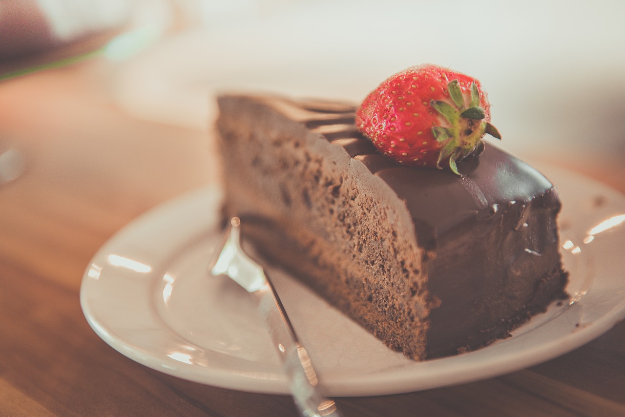 Czym posługuje się cukiernik podczas wykonywania ciastek, tortów i kremów?