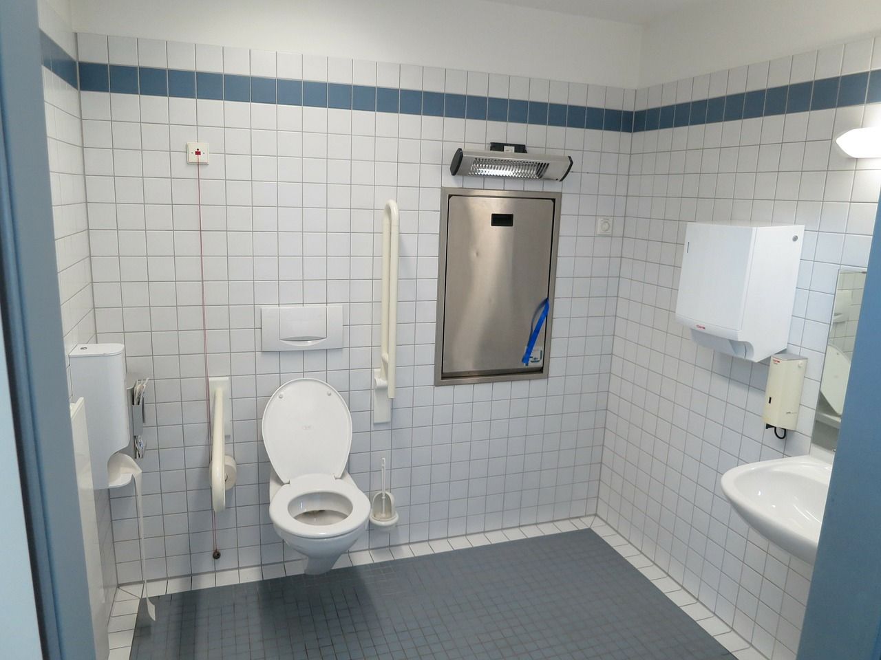 Łazienki publiczne – podstawowe wyposażenie, które pozwala zachować odpowiednią higienę